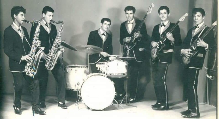 Los Apson full band lineup performing live
